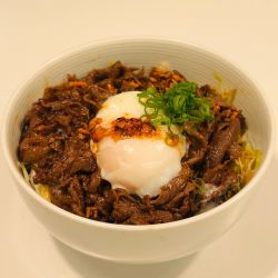 品川名物温玉焼き牛すじ飯(甘辛タレ)