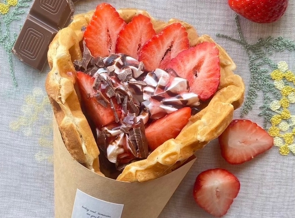 ストロベリーチョコレートワッフルロール