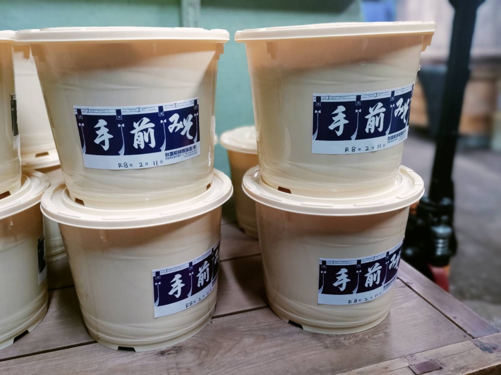 手作り味噌体験で、完成を待つ味噌