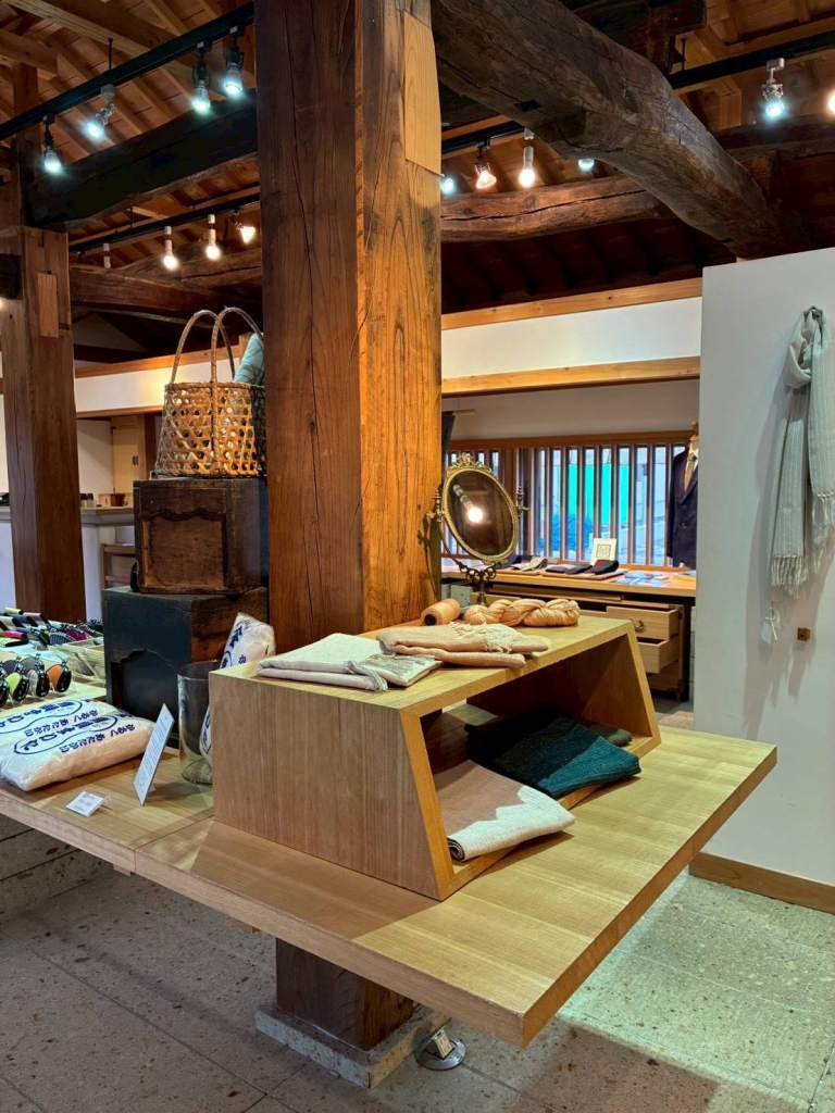 オリジナル小物ショップ「結の見世（ゆいのみせ）」では紬小物も販売