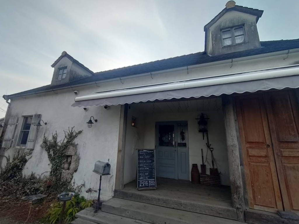 まるで物語の中に迷い込んだような「Cafe la femille」