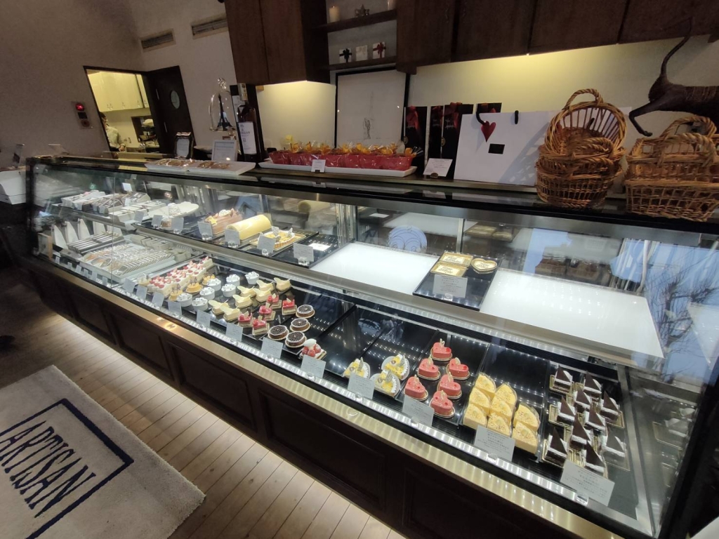 ショーケースには魅惑のケーキラインナップが勢ぞろい！