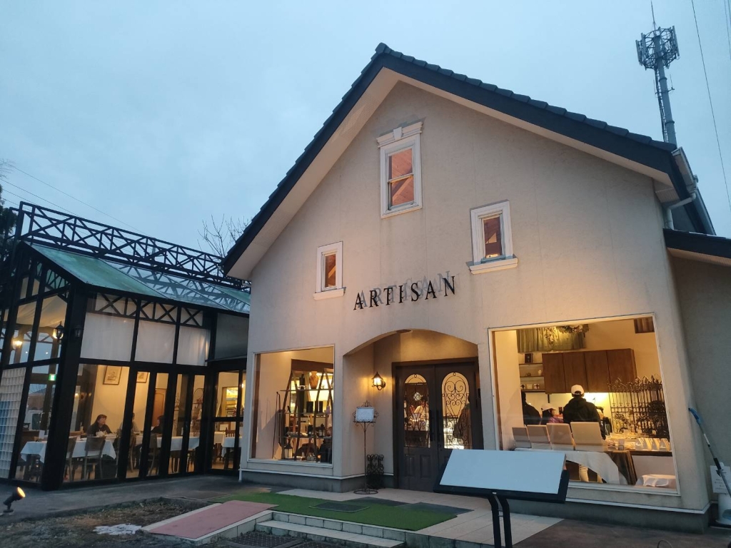 駅南側エリアに足を延ばして出会った洗練された店構え