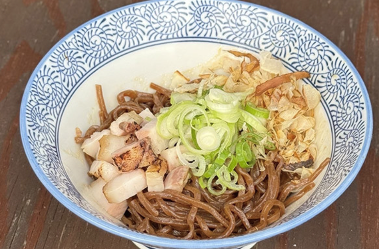 『TANOSIMU RENCON』「れんこん麺のあぶら麺(そば)」
